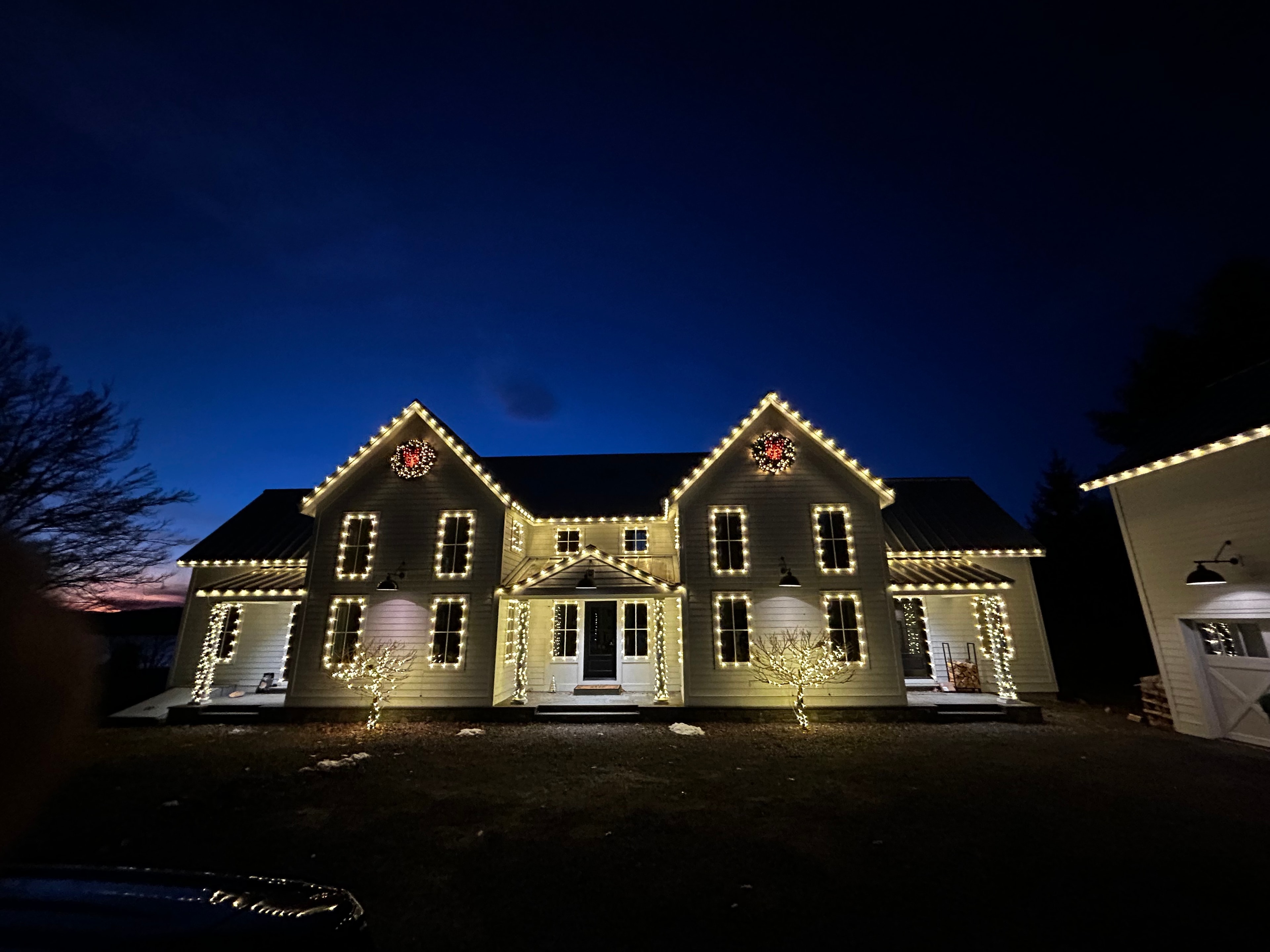Exterior holiday lighting installation 4
