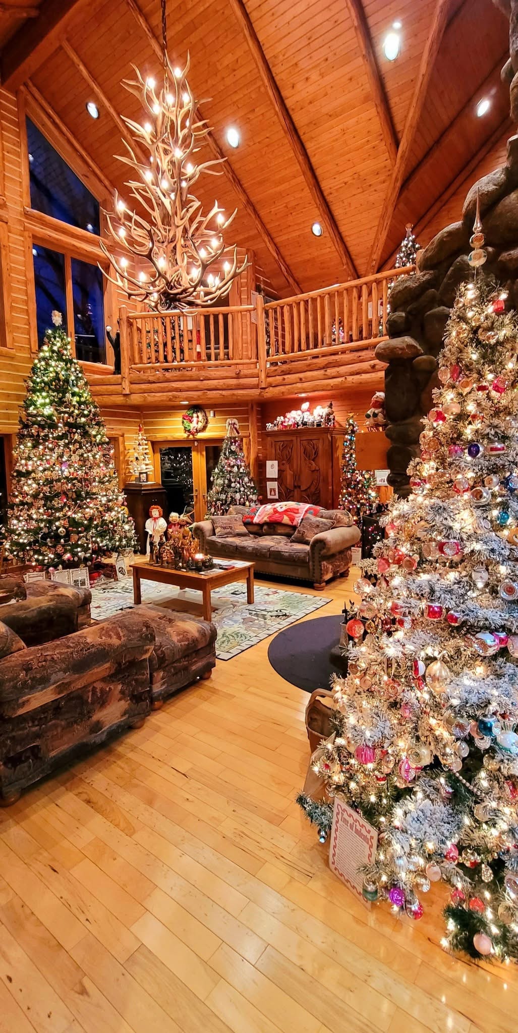 Interior holiday decorating installation 4
